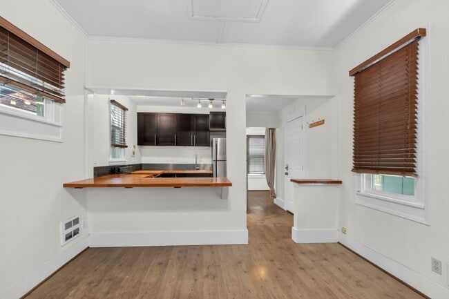 Building Photo - 1Bd/1Ba Seattle Home