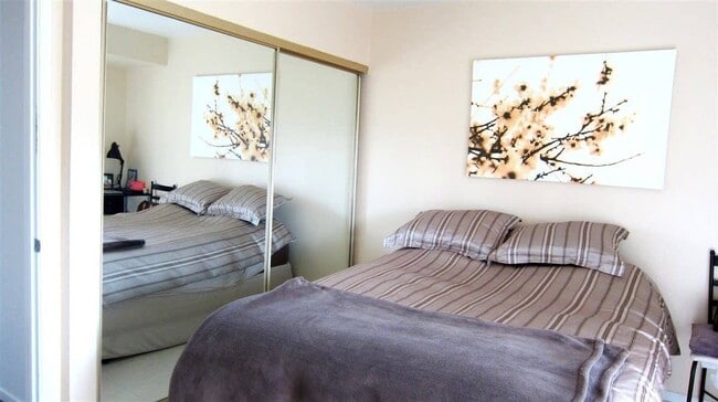 Building Photo - LA JOLLA - 2 Br + Den, Private End Unit To...