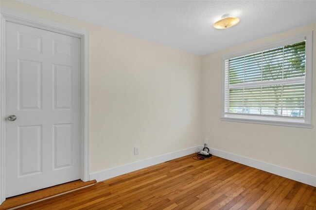 Building Photo - 934 Vistabula St