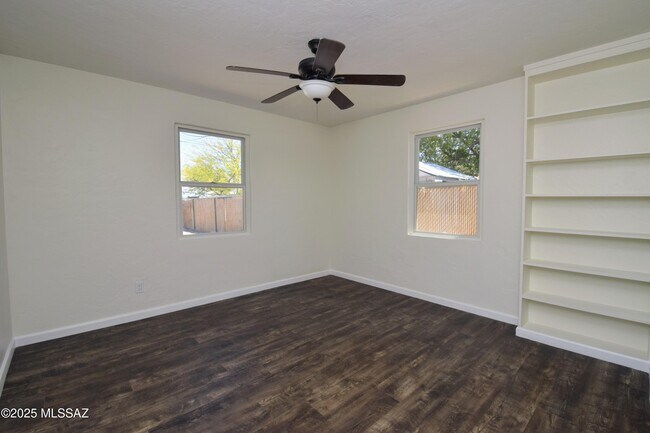 Building Photo - 4233 E Lester St