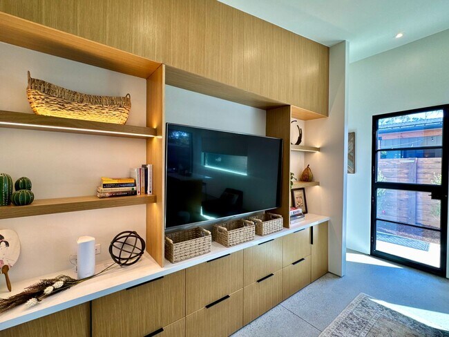 Building Photo - 1910 Raymond Ln