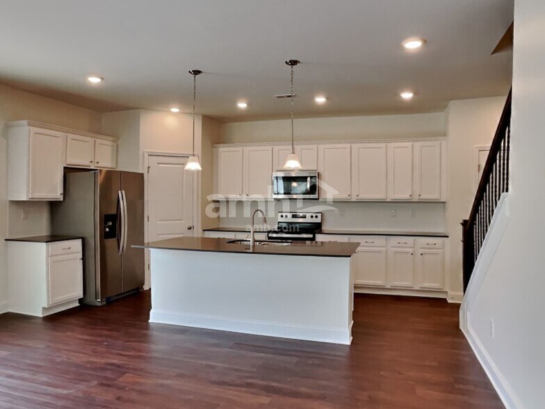 Building Photo - 560 Rivermist Dr