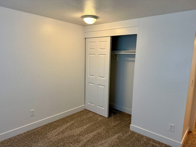 Building Photo - Cedar Mills Two Bedroom Condo-Nicely Remodeled!