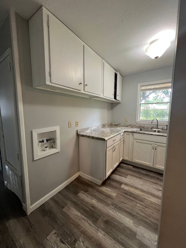 Building Photo - 3 Bedroom 1 bath Home for Lease