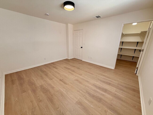 Building Photo - 1027 Coronado Terrace