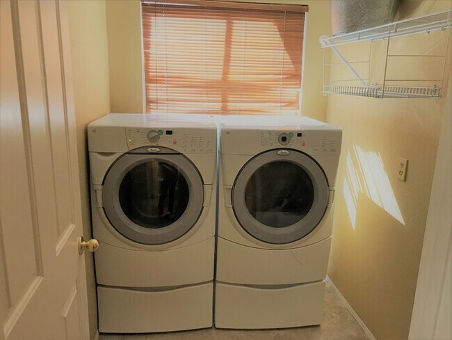 Building Photo - Beautiful 4Bd x 2.5Bath w/ HUGE Backyard &...