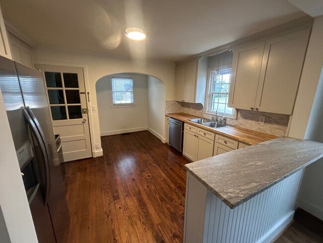 Building Photo - 939 Central Dr