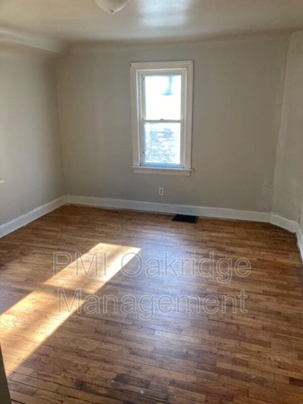 Building Photo - 906 1/2 Race Dr