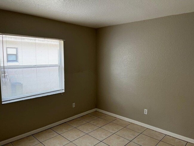 Building Photo - 354 Pearlwood St