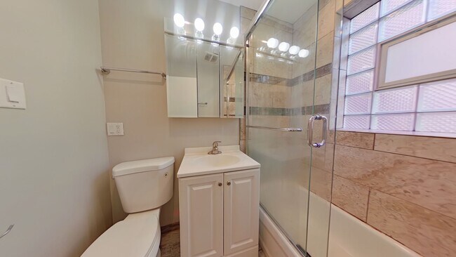 Interior Photo - 734-44 W. Aldine