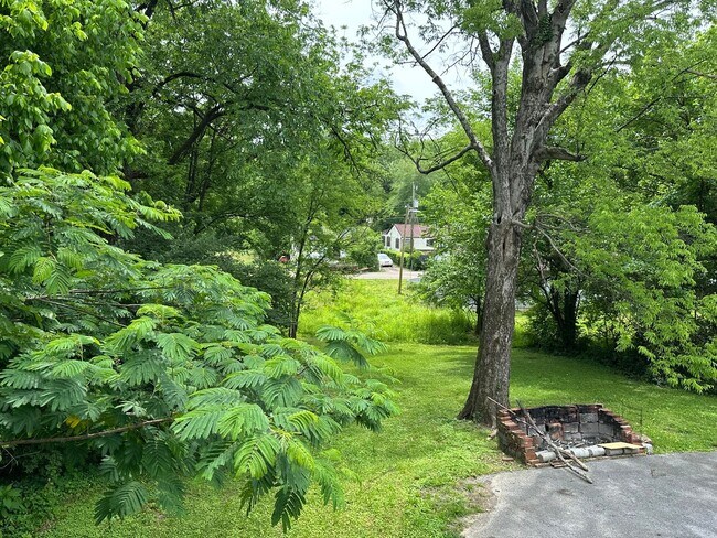 Building Photo - Charming 2 bedroom, 1 bathroom home locate...