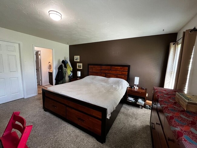 Building Photo - Furnished 3-Bedroom Home in Quiet Victor N...