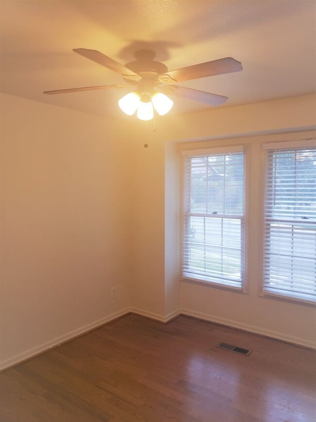 Building Photo - 4 bedroom 2 1/2 bath home in Sunset Oaks