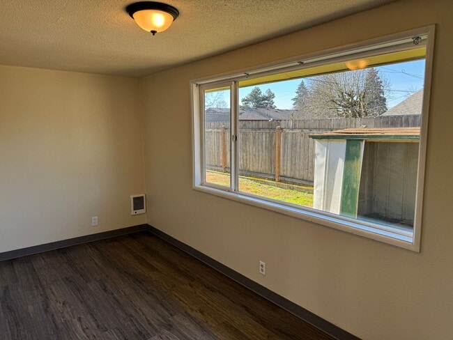 Building Photo - Updated 4 bedroom 1 bathroom house in Eugene!