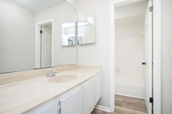 Building Photo - 421 Raintree Dr