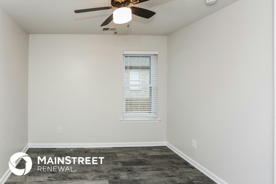 Building Photo - 10426 Redmond Cir N