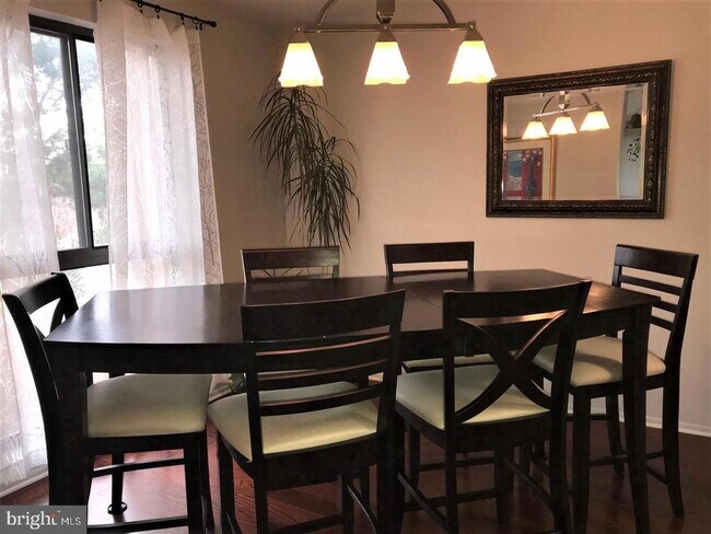 Building Photo - 2068 Royal Fern Ct