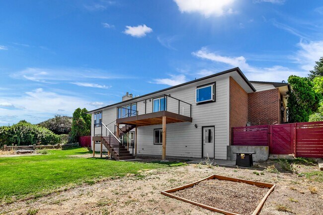 Building Photo - 2480 W Sunrise Rim Rd