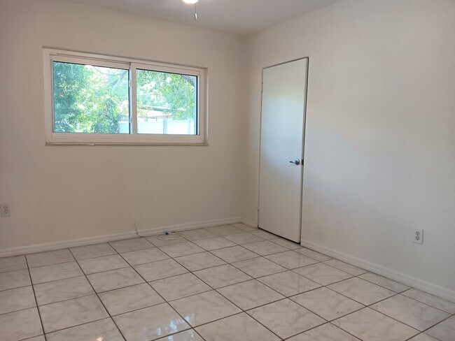 Building Photo - Big family room, granite & stainless kitch...