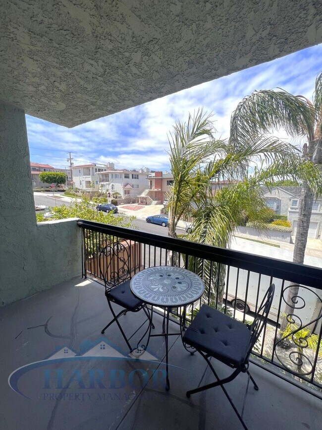 Building Photo - Spacious 2 Bedroom 1 Bathroom Upstairs Condo