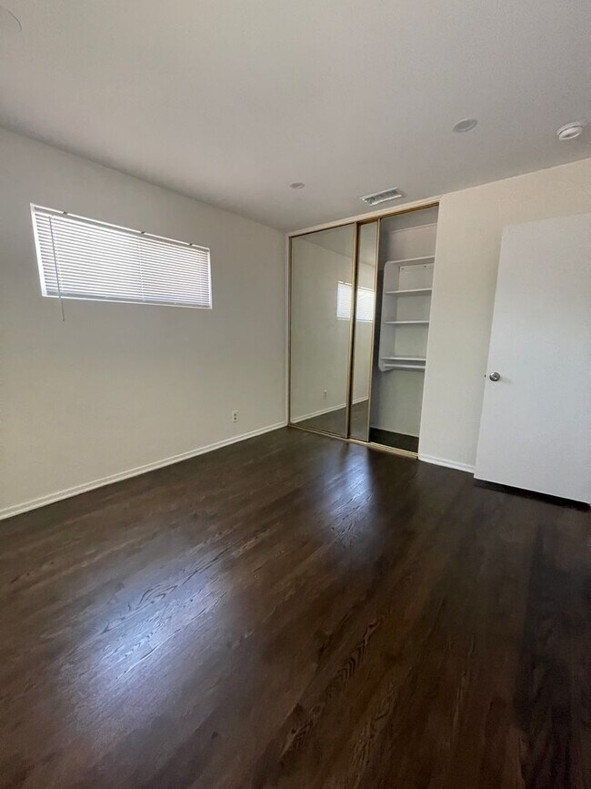 Building Photo - Charming 3br 1bth - Quiet Street