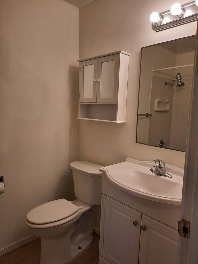 Building Photo - Steilacoom Gardens, 2 bedroom, 1 bath Townhome Style Condo.