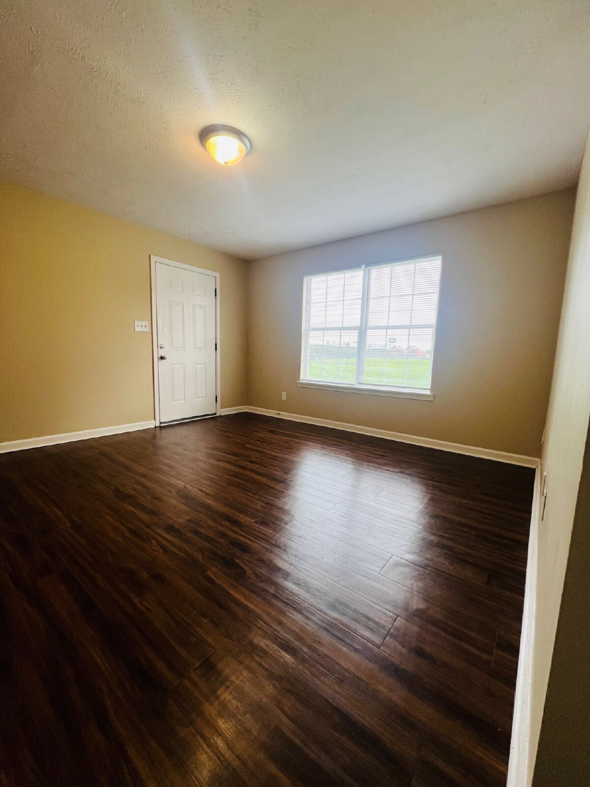Building Photo - "Charming 2-Bedroom Gem in Clarksville – Cozy 965 Sq Ft Retreat!" 3854D Northeast Dr. Clarksville...