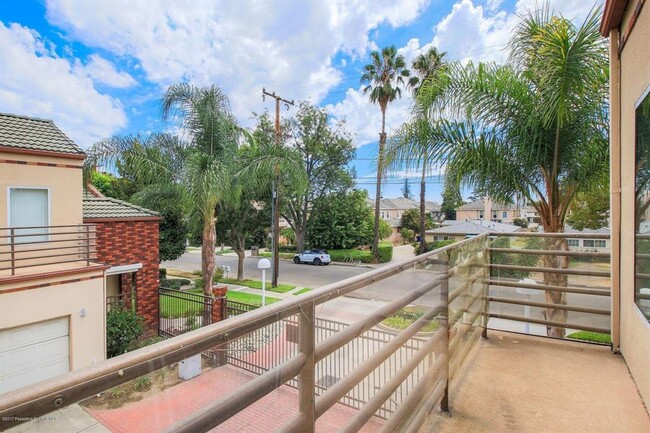 Building Photo - Spacious renovated townhouse in Arcadia fo...