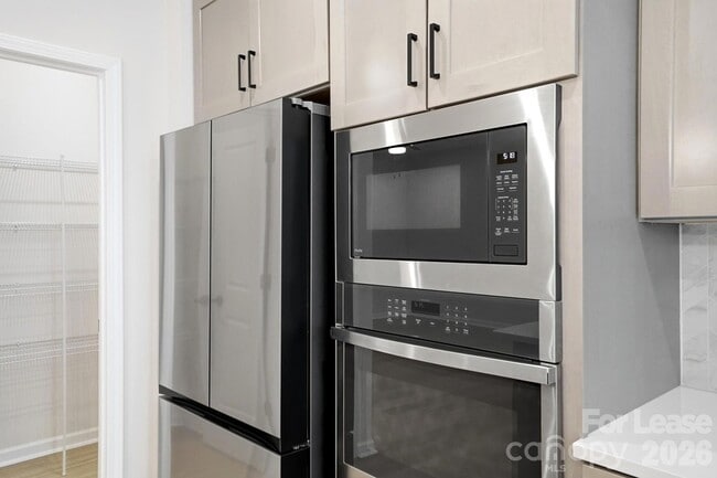 Building Photo - 615 Myrick Aly