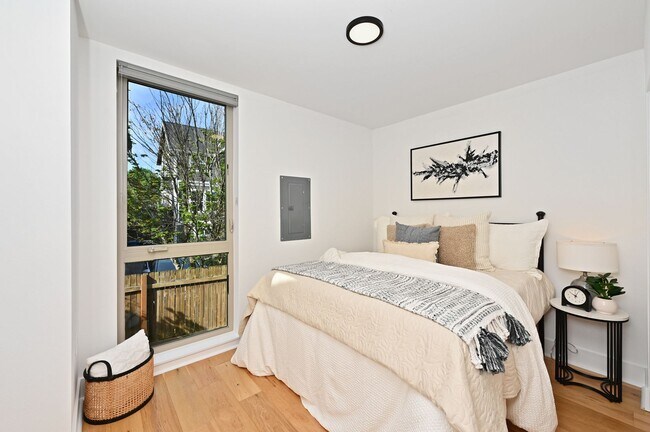 Building Photo - Modern 2BR End-Unit Townhome with Two Rooftop Decks
