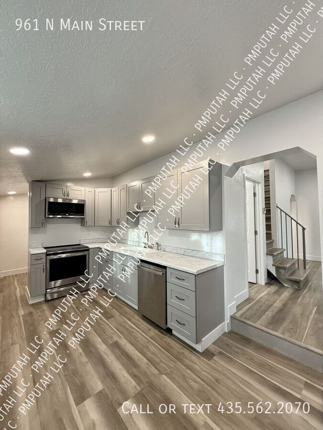 Building Photo - 961 N Main St