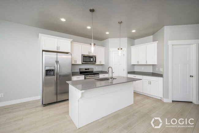 Building Photo - Beautiful Townhome for Rent!
