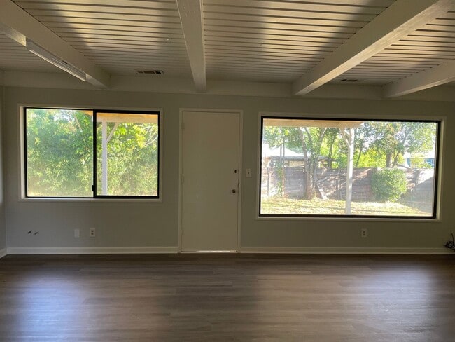 Building Photo - Great house of 4 rooms and 2 bath