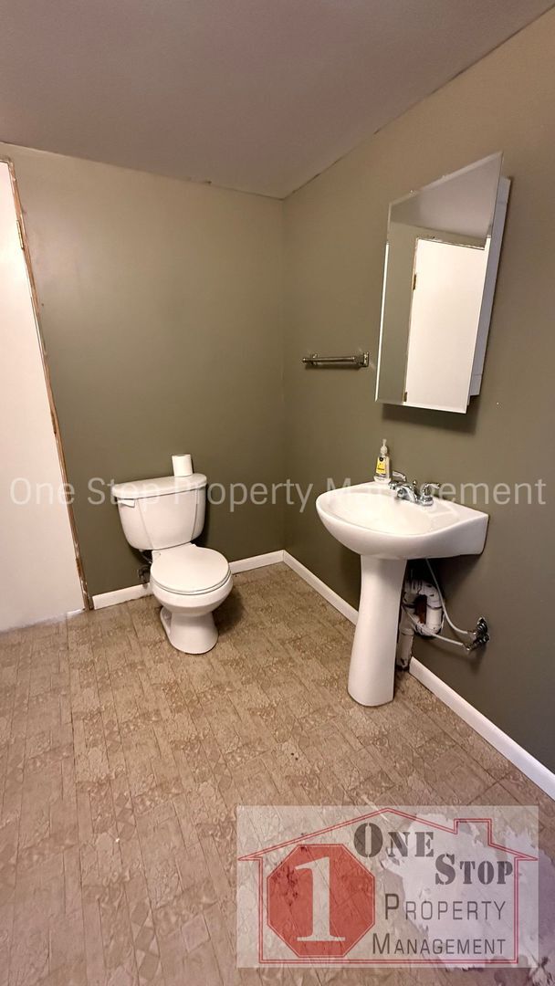 Building Photo - Charming 3-bedroom, 2-bathroom home in Blue Springs