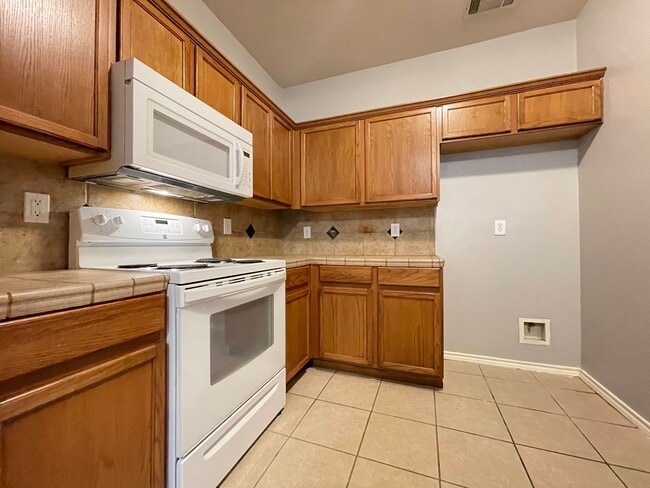 Building Photo - 3/2 Duplex with Garage