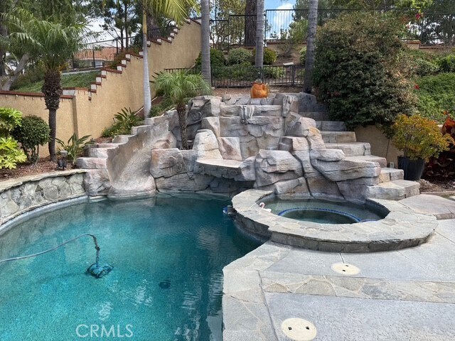 Building Photo - 5860 Vista Del Mar