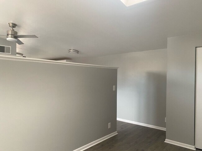 Building Photo - 1041 W 10th St