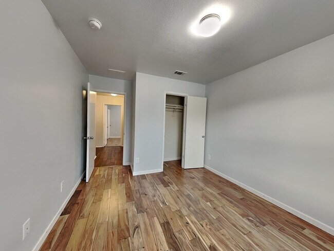 Building Photo - 14721 Forest Hollow Dr