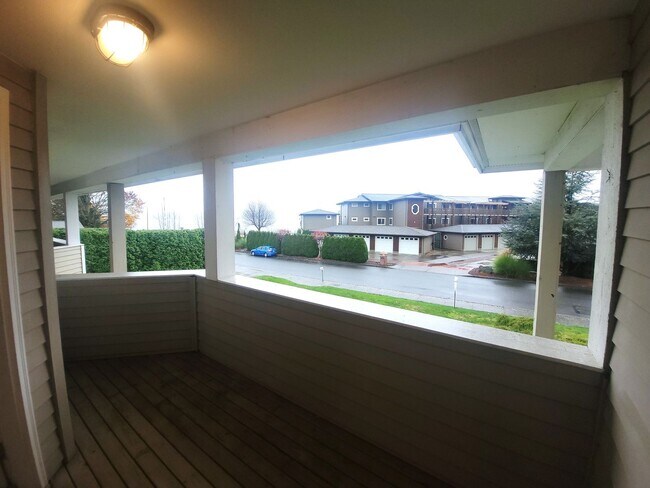 Building Photo - Bayview Townhouse Condo in Blaine with Gar...