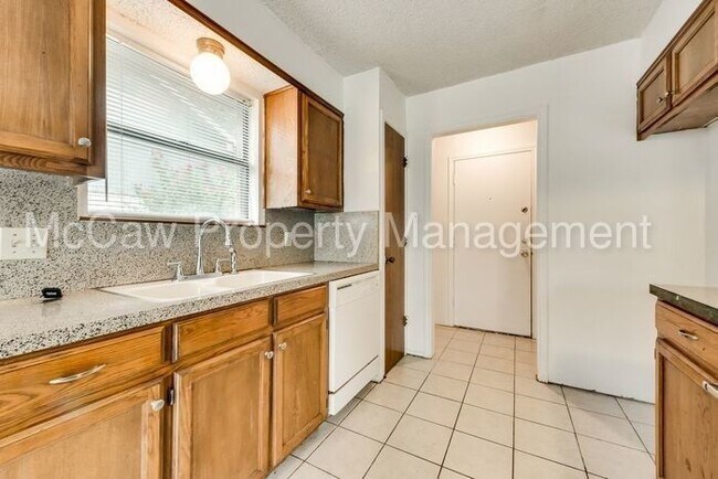 Building Photo - 2913 Green Ridge St
