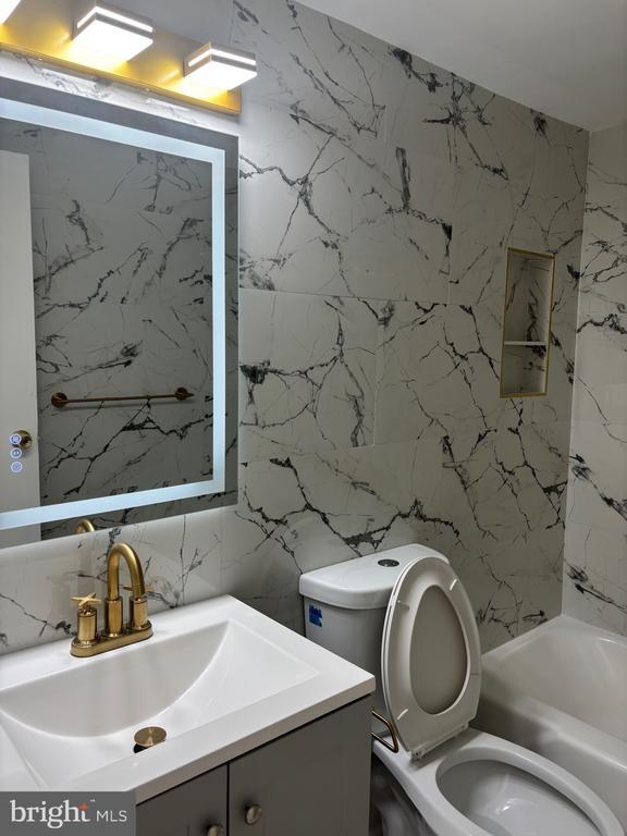 Building Photo - 3450 Toledo Terrace