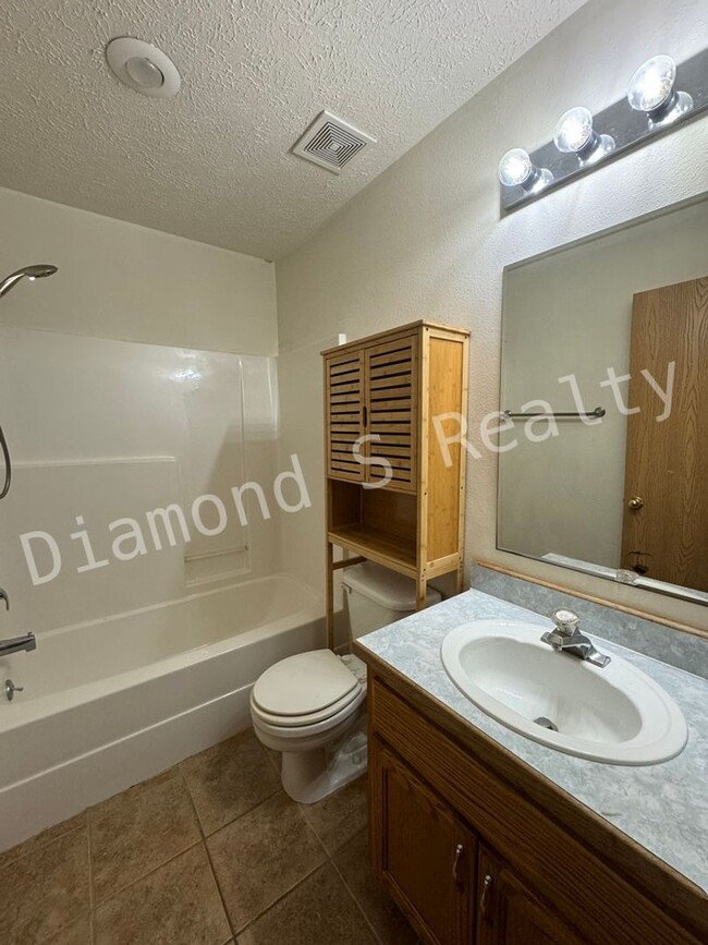 Building Photo - South Nixa Location!  3 Bedroom/2 Bath Home