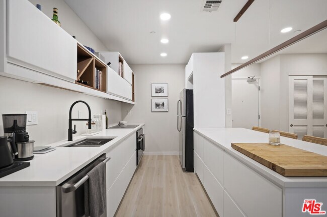 Building Photo - 630 W 6th St