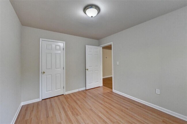 Building Photo - 11636 Parkside Ave