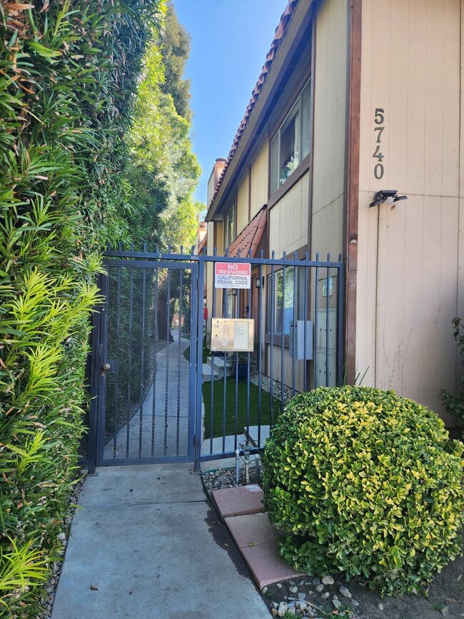 Building Photo - 3bed/2.5bath + Garage Townhome in Tarzana-...