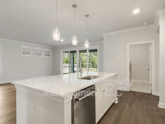 Building Photo - 208 Shortmarsh St