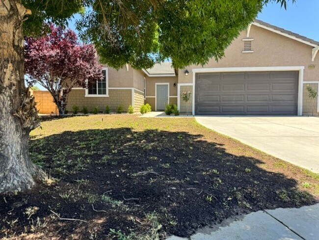 Building Photo - Gorgeous Remodeled 3+2 - $3000