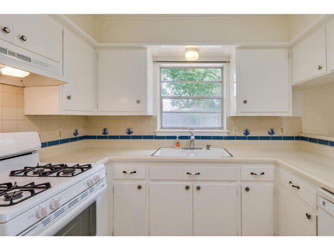 Building Photo - 3406 Norwood Hill Rd