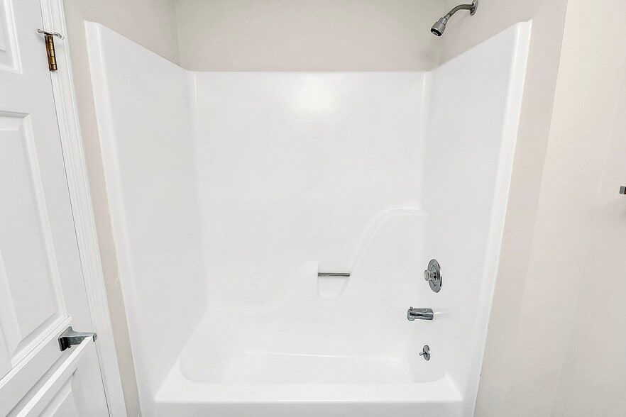 Shared bathroom Shower - 7737 Batavia Ln