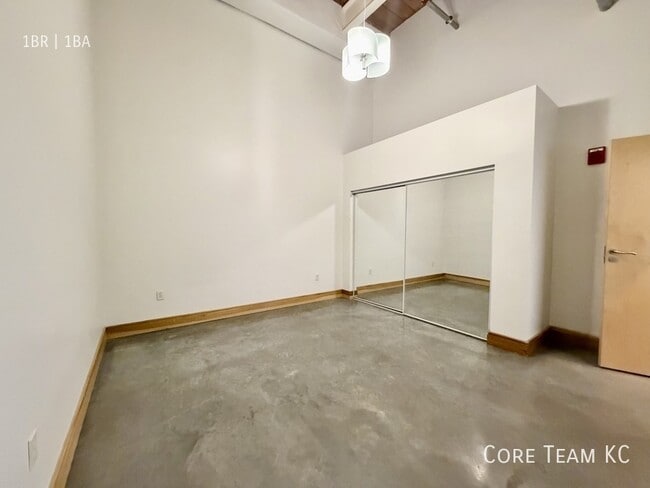 Building Photo - 382 W 22nd St